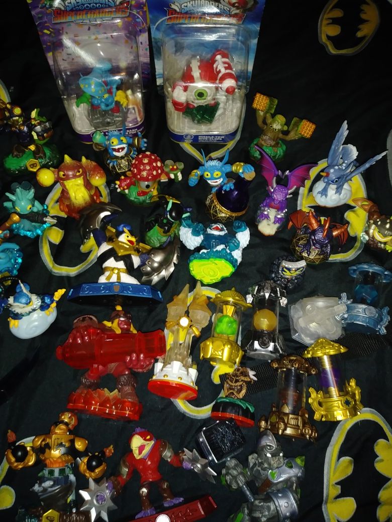 Tons of skylanders, crystals, portals and disks. Complete collection for xbox