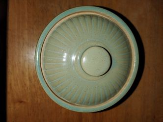 Vintage USA Pottery Ribbed Ceramic Jar with Lid
Located in Springfield Oregon 
Mohawk Blvd & M St.

Vintage ceramic jar with a matching lid. Th