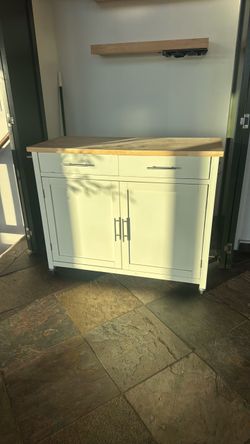 Kitchen island in wheels