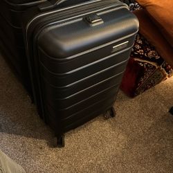 Near Mint Samsonite XL And Carry-on Set