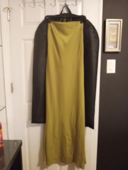 Beautiful long evening gown satin.Its a 2piece plus shoes size 6 only wore for a couple of hours