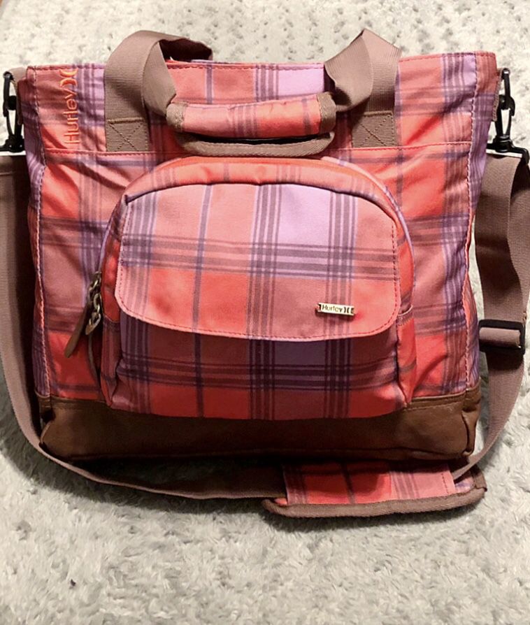 Women’s Hurley Messenger paid $65 good condition has minor signs of wear at the bottom. Overall good condition! Crossbody/Tote RN 94363 Checker patte
