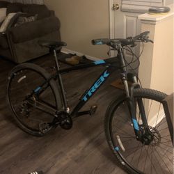 Trek marlin 5 black and blue hot sale
