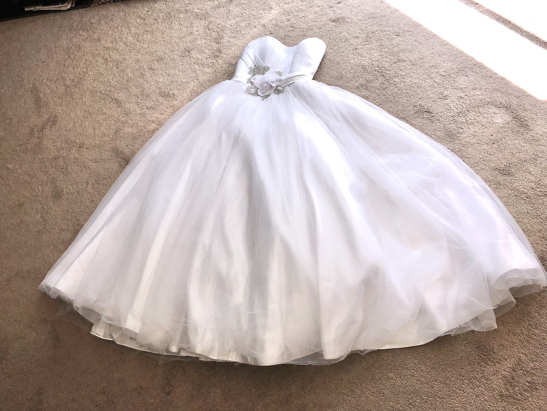 gorgeous summer white silver cinderella dress or formal or quinceanera or wedding fancy beautiful size 8 made by Oleg Cassini designer to Jacqueline K