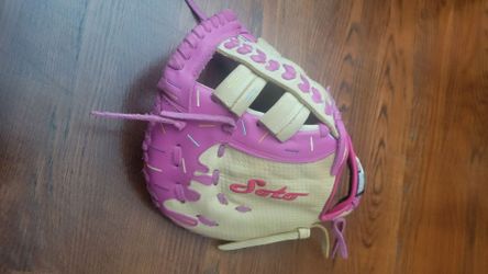 Soto 1st base glove