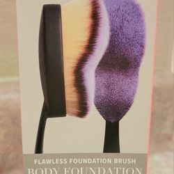 * NEW * IT COSMETICS BODY FOUNDATION BRUSH 