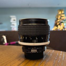 Nikon 85mm f/1.4 NIKKOR AIS Manual Focus Lens