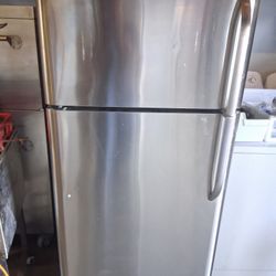 Frigidaire Gallery Stainless Steel Top And Bottom Apparment Zide Fridge Fully Functional 