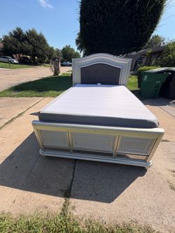 Cama queen con su box spring y su colchón