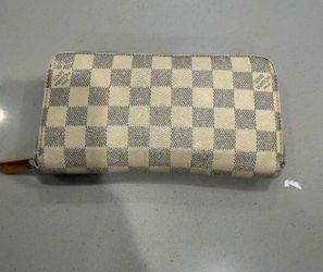 Lv zipper wallet