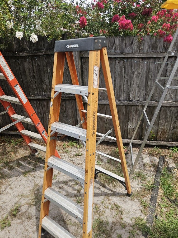 6ft FIBERGLASS LADDER