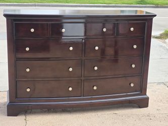 DRESSER