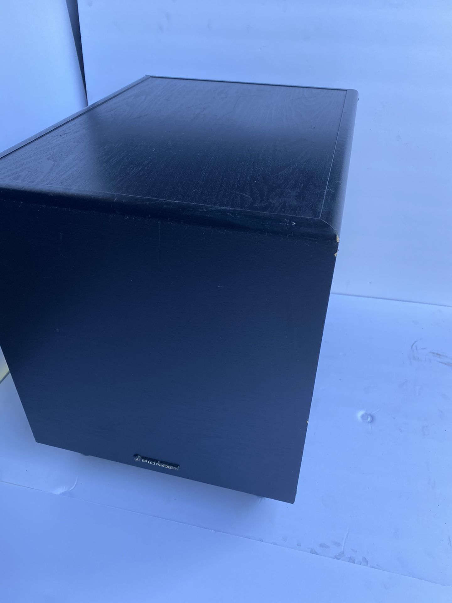 Pioneer SW-105 200W FTC POWER 400W Designand awof speakers designed by world-renowned speaker engineer Andrew Jones. The SW-10 powered subwoofer was