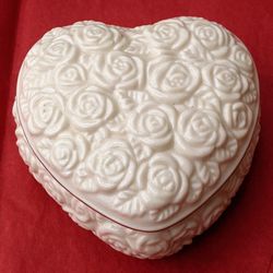 Lenox Porcelain Heart Shaped Rose Trinket Box with Lid Gold Color Trim. This trinket box is in beautiful condition.