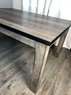Table solid wood. Heavy expandable