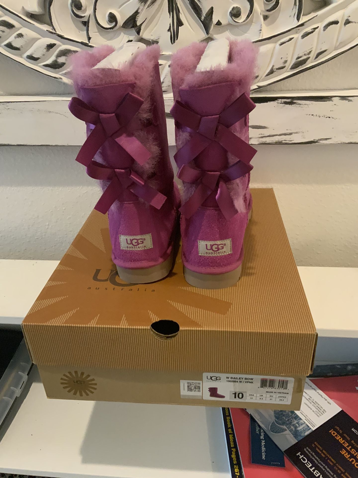 New never worn Ugg Ladies Winter Boots Pink w/ Bailey Bow 1002954
