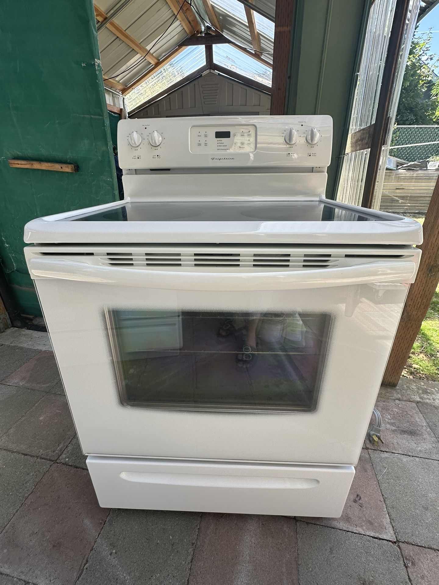GE self clean electric range/stove