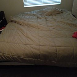 NEW KING SIZE BED FOR SALE ONLY HAD IT 4 MONTHS  MOVING AND CANNOT TAKE WITH MEit