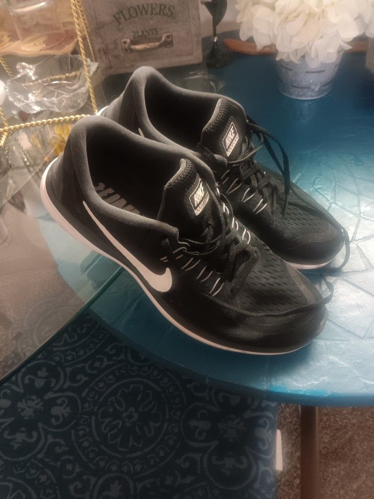 Nike Tennis Shoes
