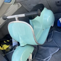 Ambosstoys Primo Classic Ride on Toy Vespa scooter