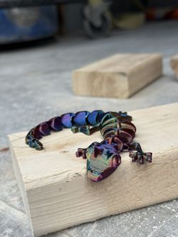 Articulated 3D Printed Chrome Gecko – Iridescent Fidget Toy & Desk Pet