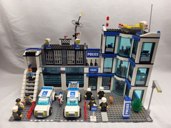 LEGO City Police Station Set 7498 with Minifigures