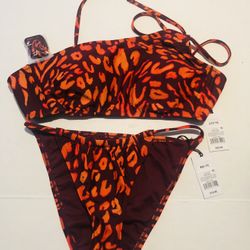 Stunning  Bikini Set  Bikini Top Size L Bikini Bottoms M Retails $41  