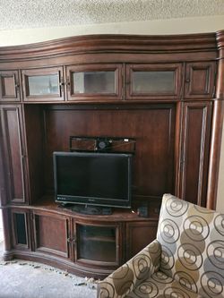Furniture lamps mirrors dressers chairs coffee table chest all in pics, E MESA