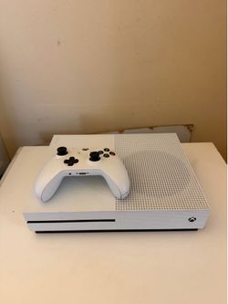 Xbox One S Bundle in Great Condition