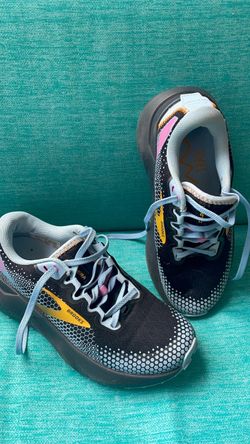 Brooks ,tennis shoes size 5