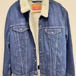 Levi's Men's Regular Fit Sherpa Denim Trucker Jacket. Size XL