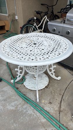 White Cast Aluminum Round Patio Table