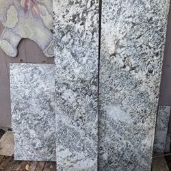 Tres Piesas De Granito