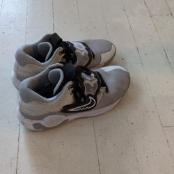 Men's Nike Trey 5 X Basketball Shoes size 8