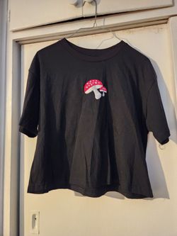 New Hot topic Crop Top Large