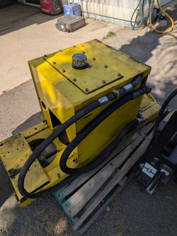 Hydraulic machine, hose reel, grinder
