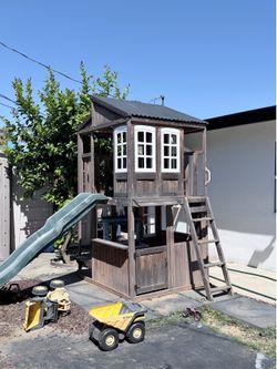 Kids play house