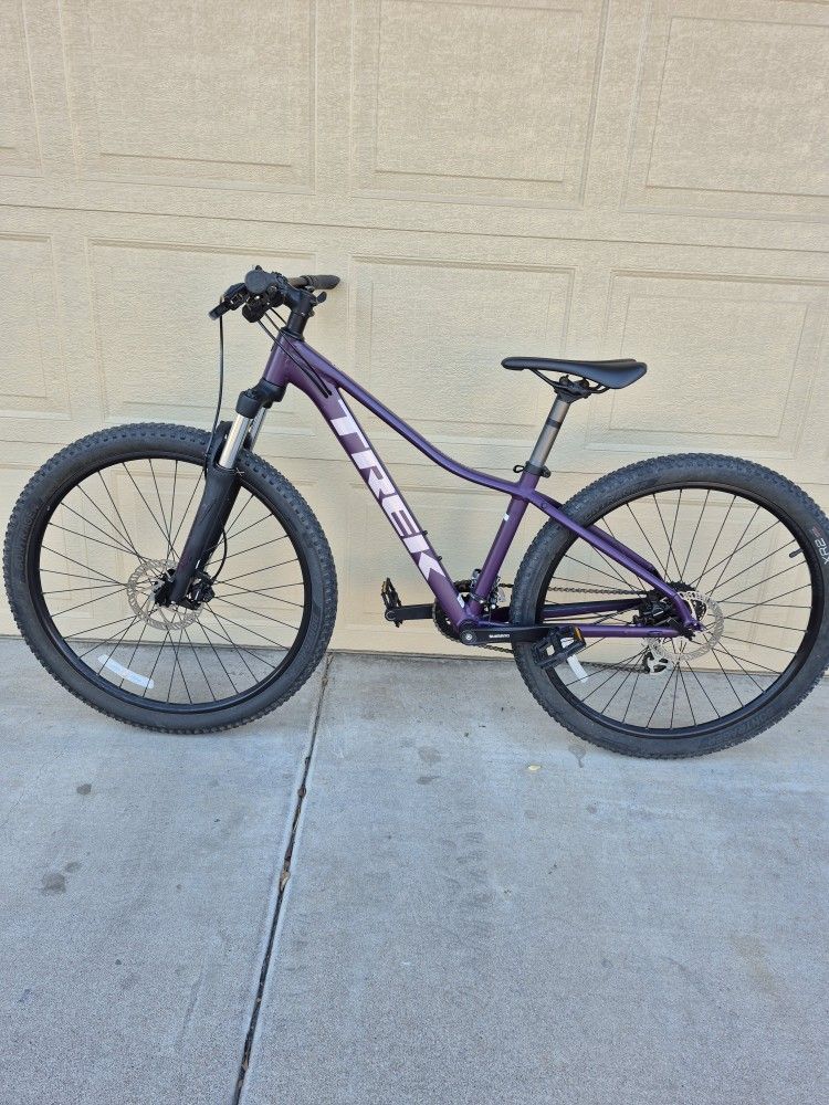TREK MARLIN 6 MOUNTAIN BIKE (SMALL FRAME)