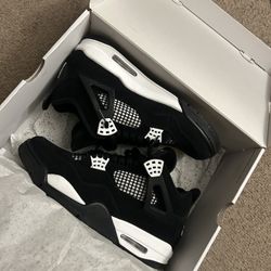 Air Jordan 4 Retro “White Thunder” 