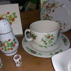 15 Piece Avon Strawberry Porcelain Dish Set