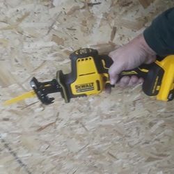 DeWalt Atomic 20v  One Handed Sawzall