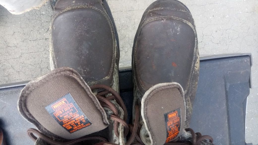 Work boots extra fleet in the front for toe protection