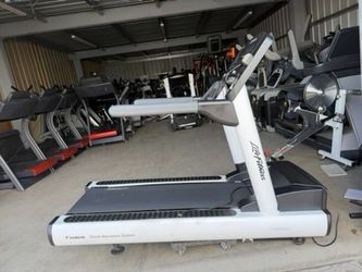 Life Fitness Integrity CLST Treadmill