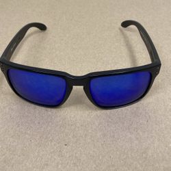 Oakley Holbrook XL Sunglasses - Matte Black Frame with Blue Mirrored Polarized Lenses Brand: Oakley Model: Holbrook XL SKU/Model Number: OO9417 (speci