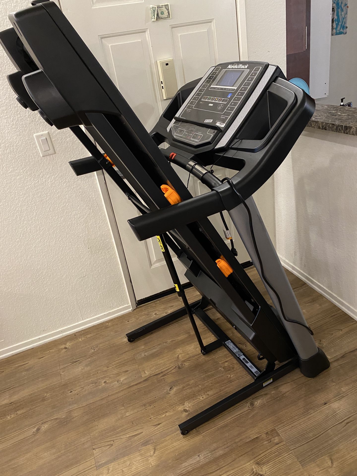FREE DELIVERY/ LIKE NEW NordicTrack Treadmill iFit Compatible, Incine, Folds Up, Delivery