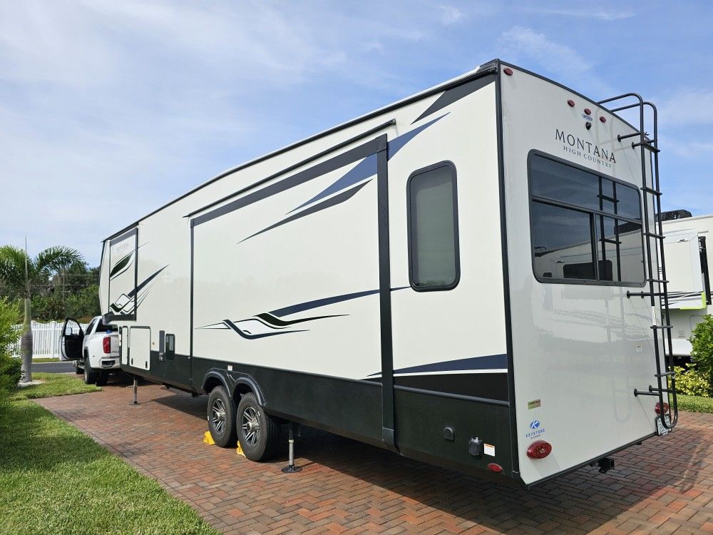 Towing,  Grua,  Gooseneck,  Fifth Wheel,  Equipment Transport Services. 