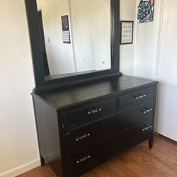 Dresser With Mirror