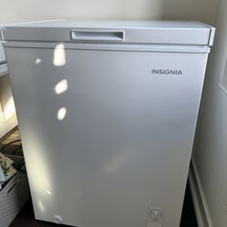 Insignia™ - 5.0 Cu. Ft. Garage Ready-Chest Freezer - White