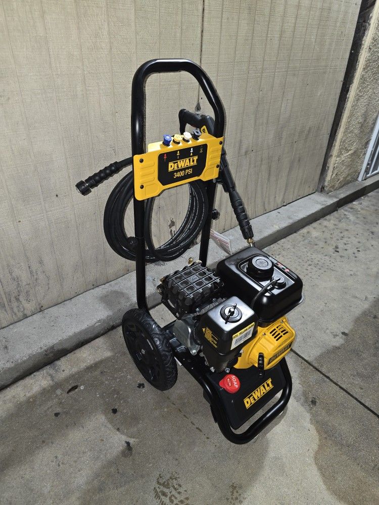 Dewalt 3400 PSI 2.5 GPM Gas Cold Water Pressure Washer with 208cc Engine