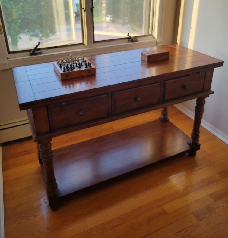 Mesa Convertible – Wrangler Home – Excelente estado
Beautiful Wrangler Home Collection convertible console in excellent condition — looks like new! Hi